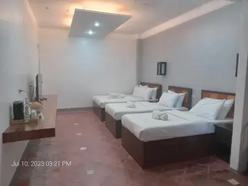 Bed in Dumaguete Seafront Hotel